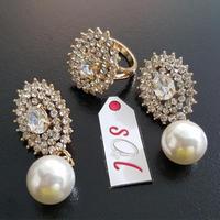 Shinning Jewellery Set with Drop Pearl in Golden Tone Tajori